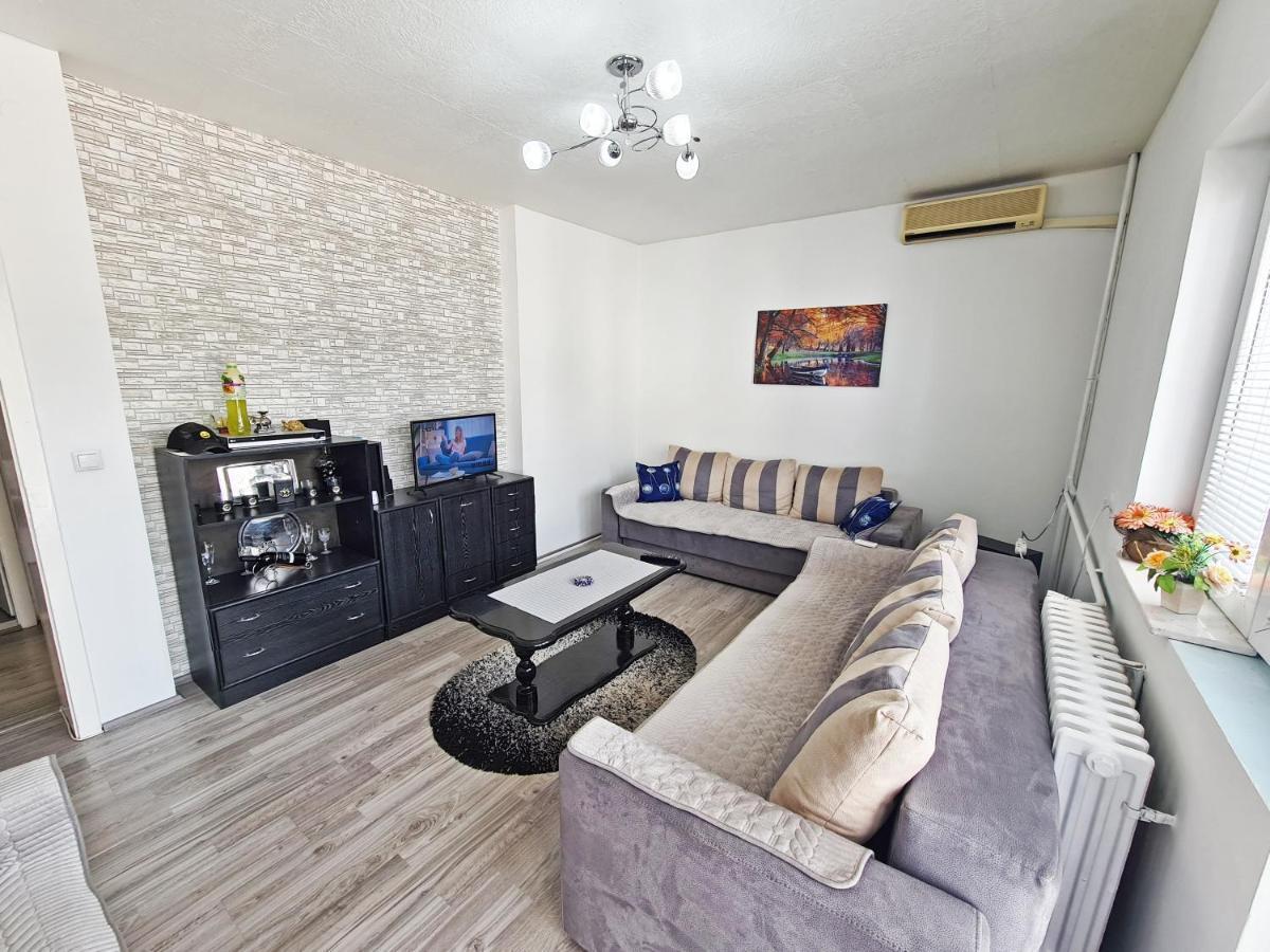 Calla 1 - Modern & Cozy Main Square Apartment In The City Shopping Center - Parking Slot With Parking Security Skopje Bagian luar foto